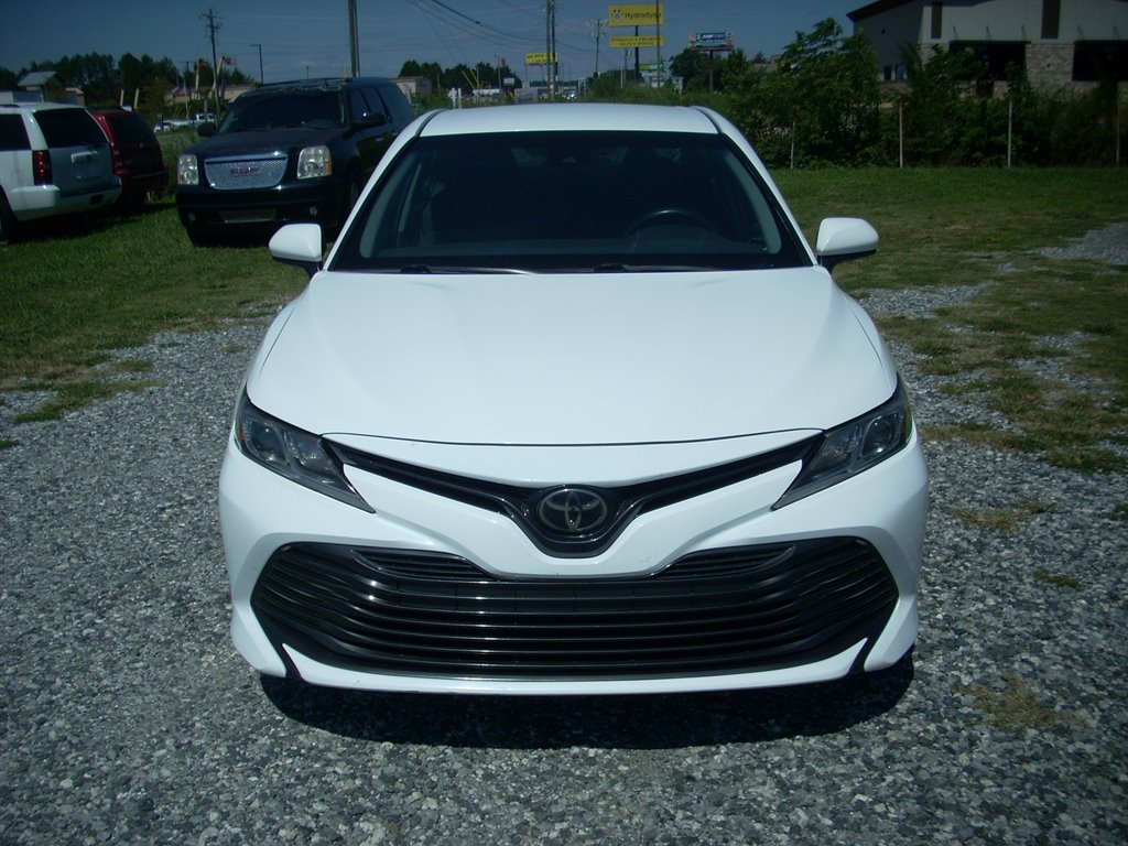 2018 Toyota Camry LE's photo